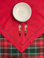 Tafelmiddenstuk - Prachtig rood bloemstuk met notenkraker. -, Diversen, Kerst, Nieuw