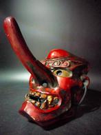 Antiek Tengu-masker in rode, zwarte en gouden droge lak –