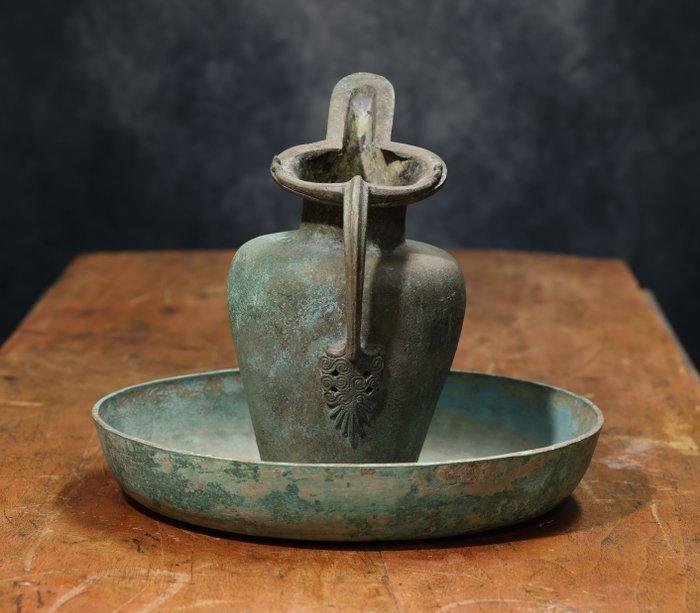 Oud-Griekenland, Bronzen versierde oinochoe met handvat en, Verzamelen, Mineralen en Fossielen