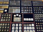 Wereld. Lot de 311 Monnaies dont 2 en Or et 14 Argent, 5 kgs