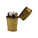 Reisset met toiletartikelen - Messing - Antiek etui van, Antiek en Kunst
