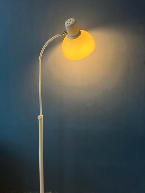 Beige Mid Century Floor Lamp with Plexiglass Shade, Huis en Inrichting, Lampen | Vloerlampen, Nieuw, Ophalen of Verzenden