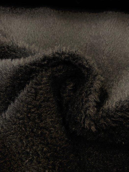 Spectaculair zachtste zwarte bont. - Meubelstof - 420 cm -, Antiek en Kunst, Antiek | Kleden en Textiel