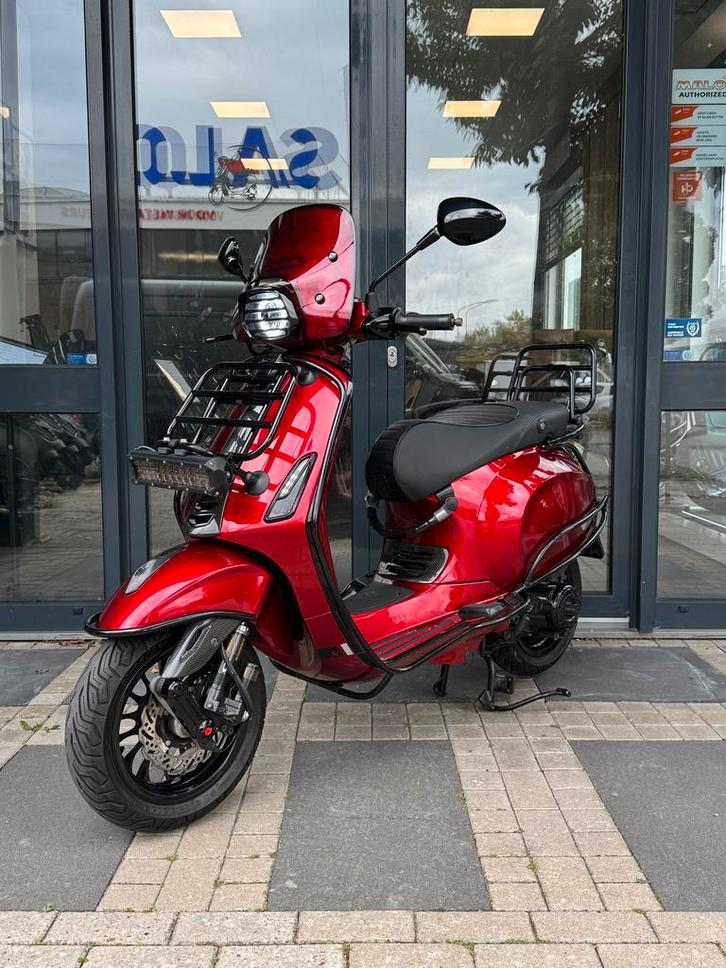 Vespa Sprint IGET Candy red | 80cc | Akrapovic | Carbon, Fietsen en Brommers, Scooters | Vespa, Maximaal 45 km/u, Overige modellen
