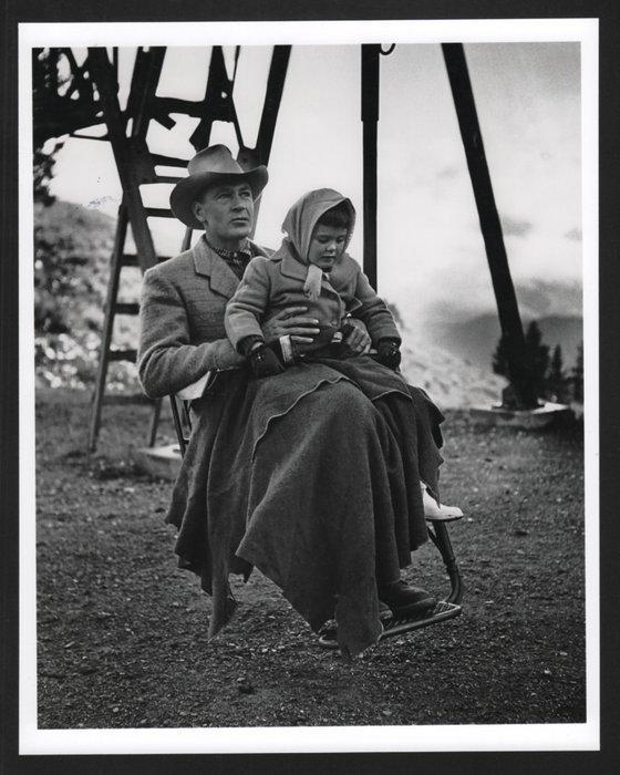 Robert Capa (1913–1954) - Gary Cooper and daughter, Maria,, Antiek en Kunst, Kunst | Designobjecten