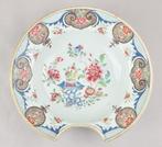 Kom - A CHINESE FAMILLE ROSE BARBER BOWL DECORATED WITH, Antiek en Kunst