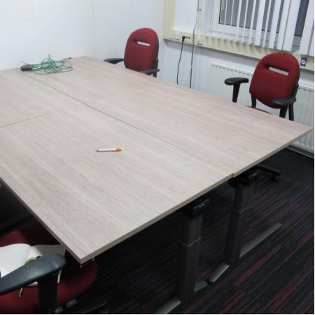 (MDK-104234) Ahrend Essa slingerbureau 160 x 80 cm, Huis en Inrichting, Bureaus, Stabureau, Gebruikt, In hoogte verstelbaar, Ophalen of Verzenden