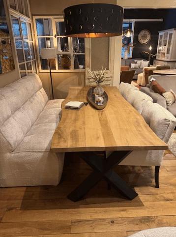 AANBIEDING .. groot ingekocht massief eiken boomstamtafel in beschikbaar voor biedingen