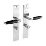 Geveerde deurklink Retro mat nikkel op schild met WC-slot..., Ophalen of Verzenden, Nieuw, IJzer, Klink of Kruk