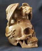 Gevleugelde draak op schedelsculptuur, met de hand gesneden, Verzamelen, Dierenverzamelingen, Nieuw