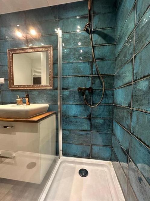 Blauwe badkamertegels- badkamer tegels blauw - wandtegels, Doe-het-zelf en Verbouw, Tegels, 20 tot 40 cm, 40 tot 60 cm, 10 m² of meer