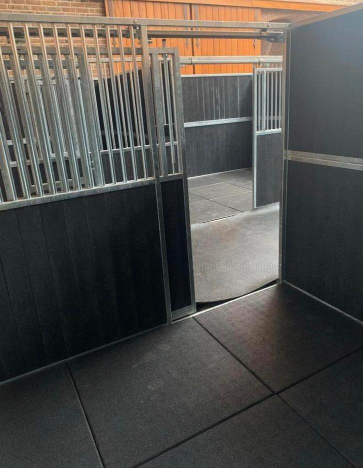 Rubberen drainage paarden stal matten van Rubberdeal 100x100, Dieren en Toebehoren, Stalling en Weidegang, Opfok, Stalling, Weidegang