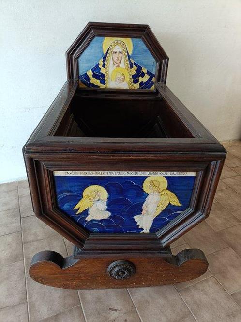 Wieg - Hout en geëmailleerde beschilderde majolica, Antiek en Kunst, Kunst | Niet-Westerse kunst