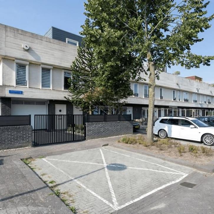 huis in Almere gevonden voor €2350,- pm, Huizen en Kamers, Garages en Parkeerplaatsen