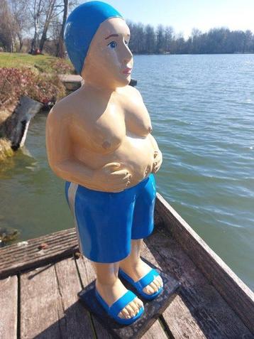 Beeld, old fat man in swimming blue shorts - 80 cm - beschikbaar voor biedingen