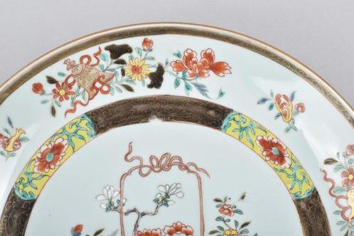 Bord - A LARGE CHINESE FAMILLE ROSE DISH DECORATED WITH A, Antiek en Kunst, Antiek | Overige Antiek