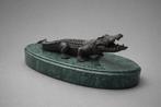 Beeld, Bronzen krokodil sculptuur op groen marmeren sokkel -