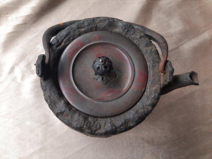 Een gesigneerde gietijzeren theepot, tetsubin - IJzer, Antiek en Kunst, Antiek | Overige Antiek