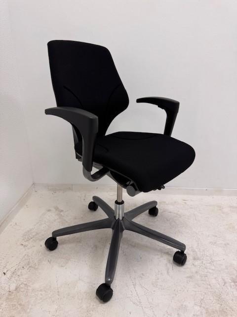 Refurbished Girofex 64-3578 zwart stof verstelbare armlegger, Zakelijke goederen, Kantoor en Winkelinrichting | Kantoormeubilair en Inrichting