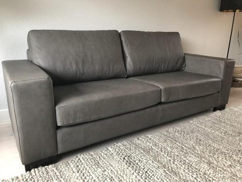 Leren 3-zits bank met houten poten - grijs leer - Echt leer,, Huis en Inrichting, Banken | Bankstellen, 200 tot 250 cm, 75 tot 100 cm
