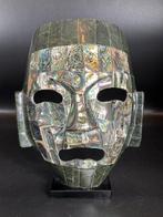 Masque décoratif en nacre (abalone) et pierre – Art ethnique