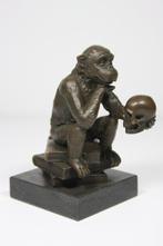 sculptuur, Bronze Statue Darwin Monkey with Skull - 14 cm, Antiek en Kunst