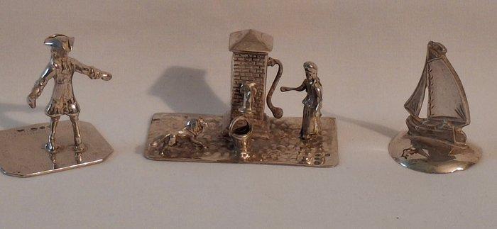 Miniatuur figuur - Drie Holl.miniaturen Vrouw bij, Antiek en Kunst, Antiek | Goud en Zilver