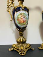 A magnificent pair of large decorative porcelain ewers (2), Antiek en Kunst