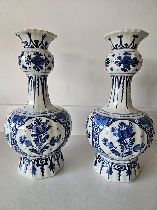 De Porceleyne Fles, Delft - Vaas (2) - Aardewerk -, Antiek en Kunst, Antiek | Glas en Kristal