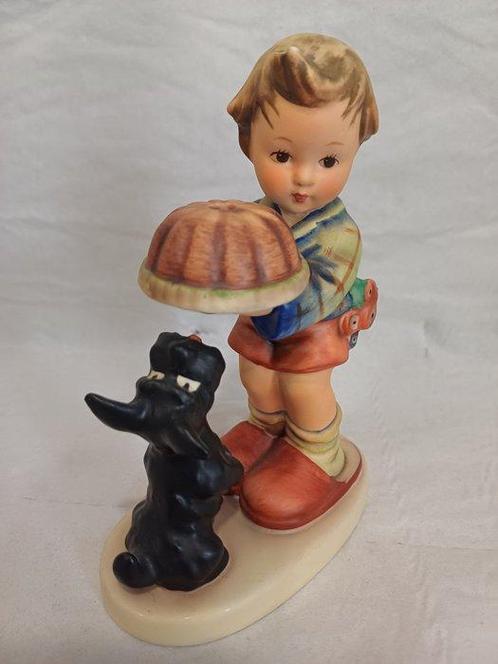 Goebel - Beeldje - Goebel porseleinen beeldje Begging his, Antiek en Kunst, Curiosa en Brocante