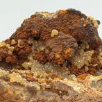 Geode van gele ADAMITE met limoniet, UV in fluorescerend