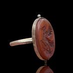 Moderne zilveren ring met een oude nabij-oosterse intaglio
