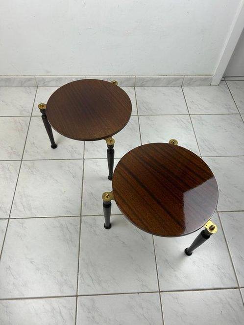 Set bijzettafels - Hout, Messing - Twee vintage stapelbare, Antiek en Kunst, Curiosa en Brocante