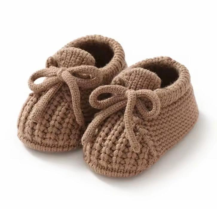 Gebreide baby slofjes bruin en beige, Kinderen en Baby's, Babykleding | Schoentjes en Sokjes, Jongetje of Meisje, Nieuw, Slofjes