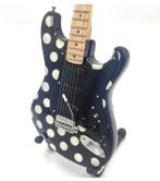 Miniatuur Fender Stratocaster gitaar met gratis standaard, Verzamelen, Muziek, Artiesten en Beroemdheden, Nieuw, Ophalen of Verzenden