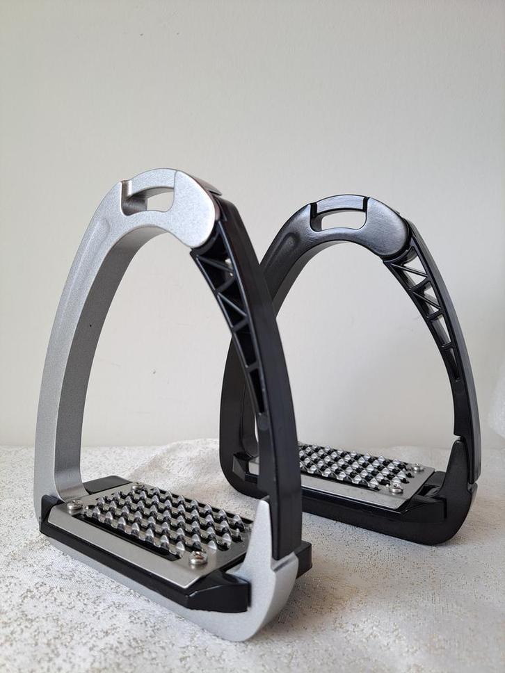 EquiValor Elite Veiligheidsbeugels, Dieren en Toebehoren, Paarden en Pony's | Overige Paardenspullen, Dressuur, Nieuw, Ophalen of Verzenden