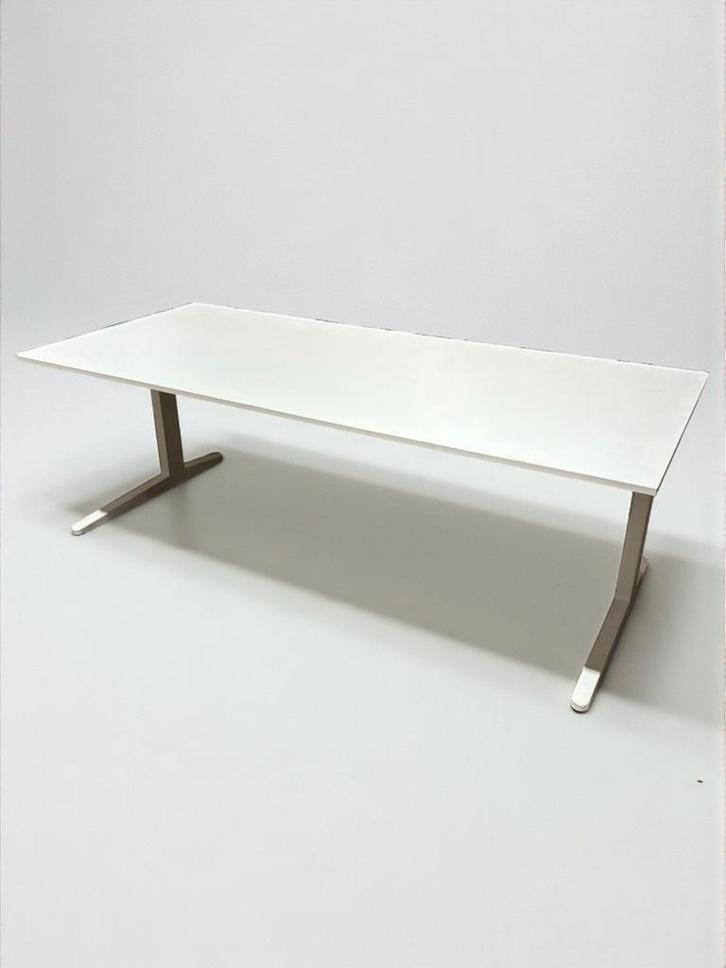 Ahrend Four Two slingerbureau wit 180×80 – €99 excl, Huis en Inrichting, Bureaus, Bureau, Gebruikt, In hoogte verstelbaar