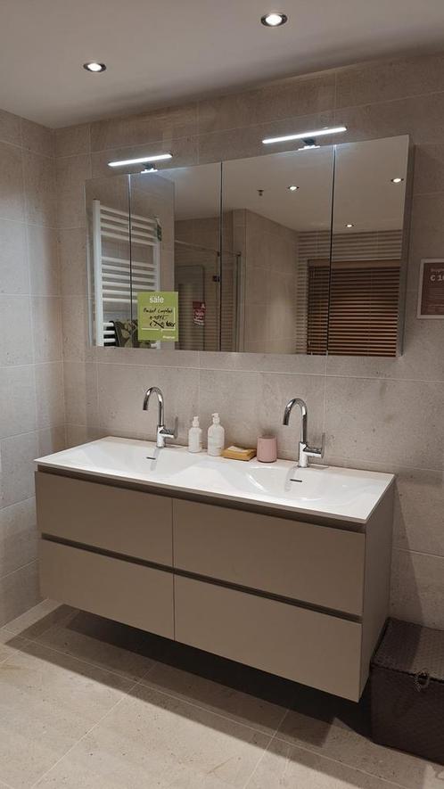 Showmodel Badmeubel 140cm met spiegelkast en kranen - 0038, Huis en Inrichting, Badkamer | Badkamermeubels, Wastafelkast, Nieuw