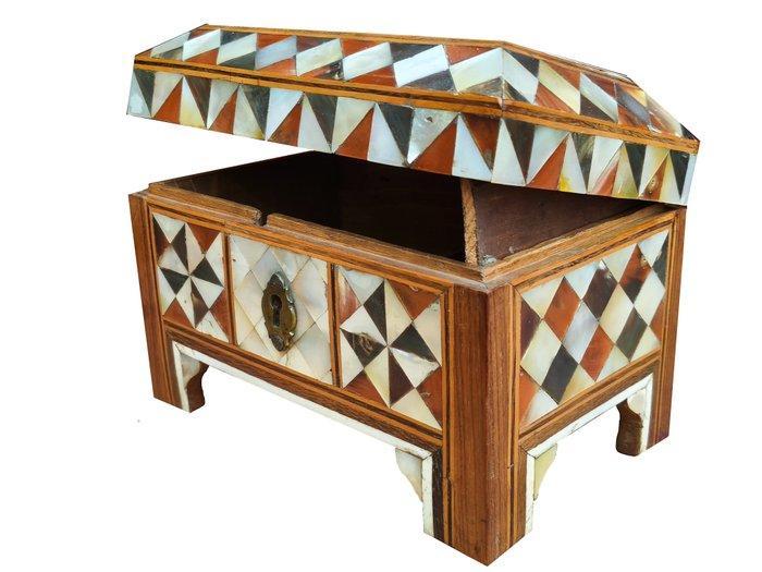 Antiek Trouwkist - parelmoer, Been, Hoorn, Hout - 19e-20e, Antiek en Kunst, Kunst | Niet-Westerse kunst