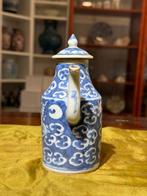 Blauw en wit theepot met geschilderde draak in wolken -