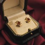 Gouden oorstekers met carneool (vintage, geelgoud, antiek), Gebruikt, Overige kleuren, Ophalen of Verzenden, Met edelsteen