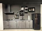 Moderne grijze keuken met top apparatuur (showroom model), Grijs, Kunststof, Enkelwandige keuken, Zo goed als nieuw