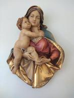 Snijwerk, Holzfigur - farbige Madonna mit Jesu Kind auf dem