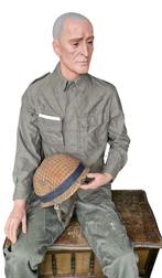 Handgeschilderde zittende mannequin, Verzamelen, Militaria | Tweede Wereldoorlog, Ophalen of Verzenden