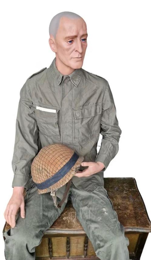 Handgeschilderde smalle zittende mannequin, Verzamelen, Militaria | Algemeen, Ophalen of Verzenden