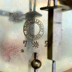 Pendule - Éstablissement de Paris - Hout - 1800-1850