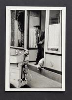 Henri Cartier-Bresson (1908–2004) - Homme et son chien,