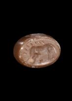 Sasanian Brown Agate Stempelzegel met hoornend viervoetig