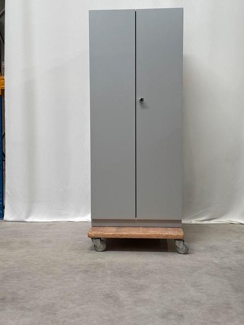 Archief kast  deuren grijs frame esdoorn fineer, Huis en Inrichting, Kasten | Roldeurkasten en Archiefkasten, Meerdere deuren