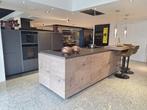 Nolte Showroom keuken Staalgrijs/Steeneiken Greeploos incl., Huis en Inrichting, Keuken | Complete keukens, Zwart, Met kookeiland